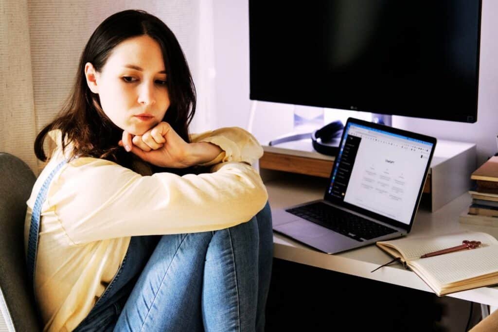 girl sat at her laptop using ChatGPT as therapy